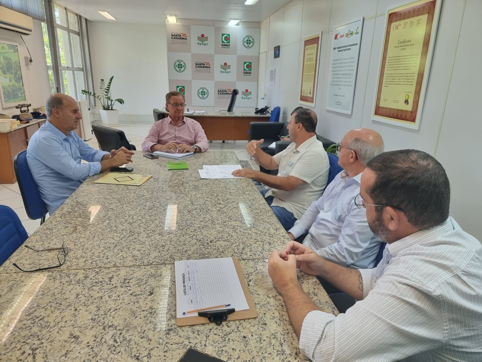 Reunião com o secretário Valdir Colatto ocorreu na manhã desta segunda-feira (27), em Florianópolis. FOTO: Divulgação