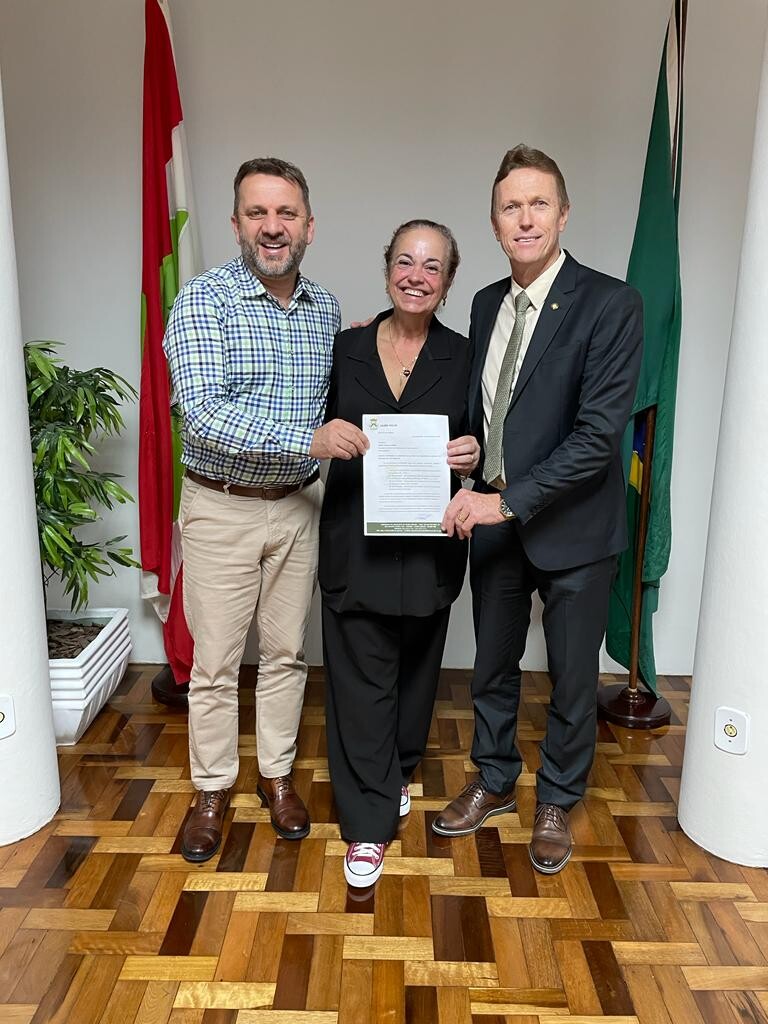 Comper, prefeita de Lauro Muller, Saionara Corrêa de Carvalho Bora, e Volnei Weber