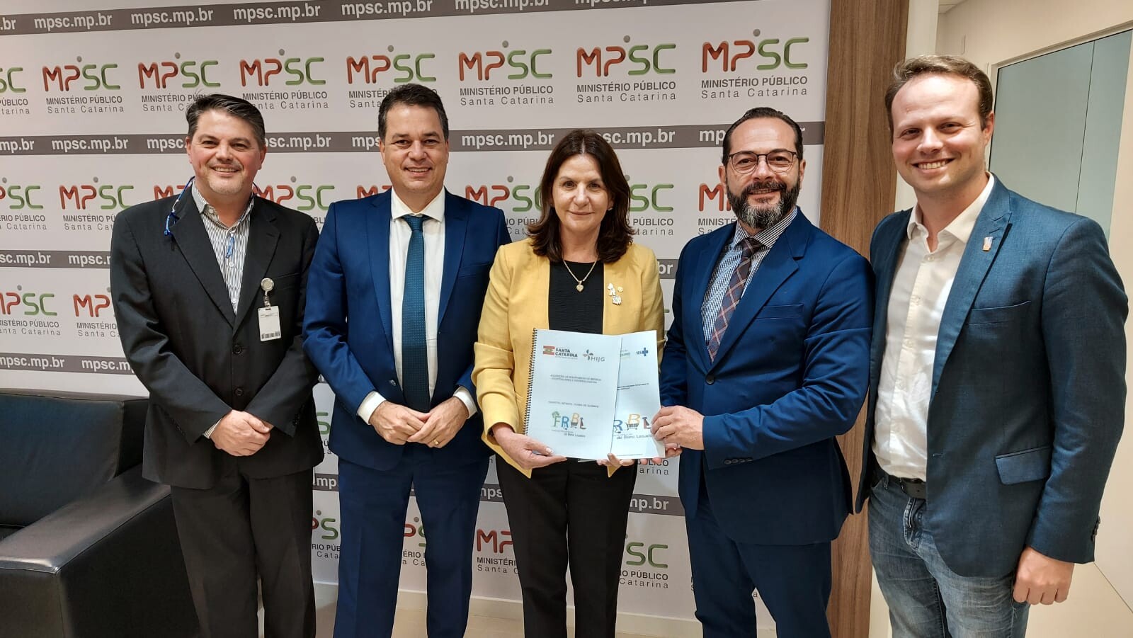 Deputado Rodrigo Minotto,  secretária de Estado da Saúde, Carmen Zanotto, procurador geral de Justiça do MP/SC, Fernando Comin, e médicos Hospital Inf