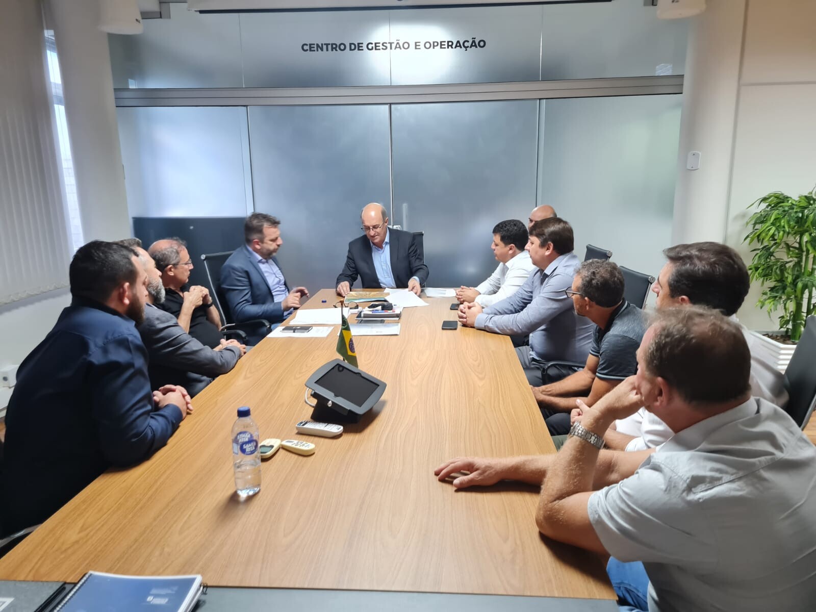 Deputado José Milton Scheffer e lideranças do extremo sul catarinense em reunião na Secretaria de Infraestrutura