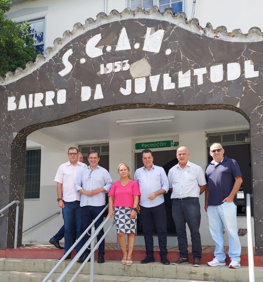Deputado Rodrigo Minotto e lideranças no Bairro da Juventude