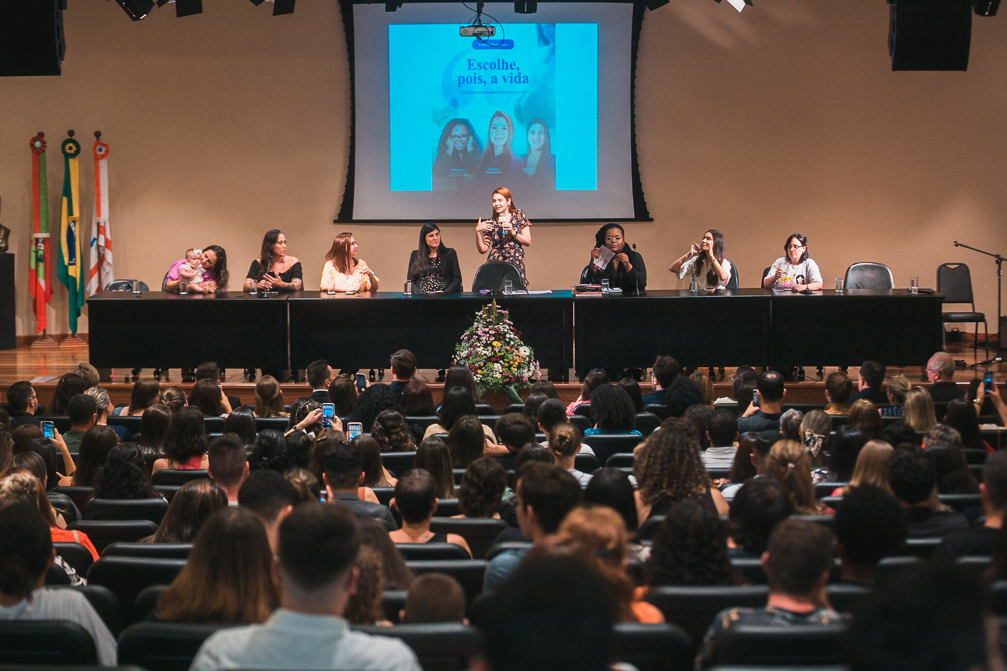 Deputada Ana Campagnolo no comando do evento