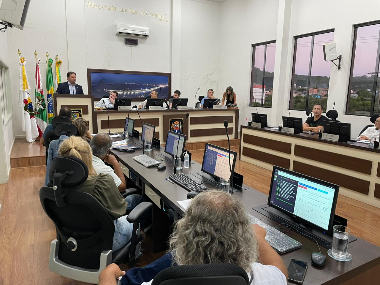 Deputado Sérgio Guimarães participa de audiência na Câmara Municipal de Laguna. FOTO: Assessoria de Imprensa