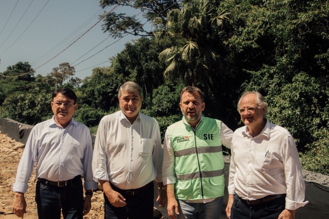 Deputados Dr Vicente, Lunelli e Maurício Peixer acompanharam o secretário de Estado da Infraestrutura, Jerry Comper na vistoria