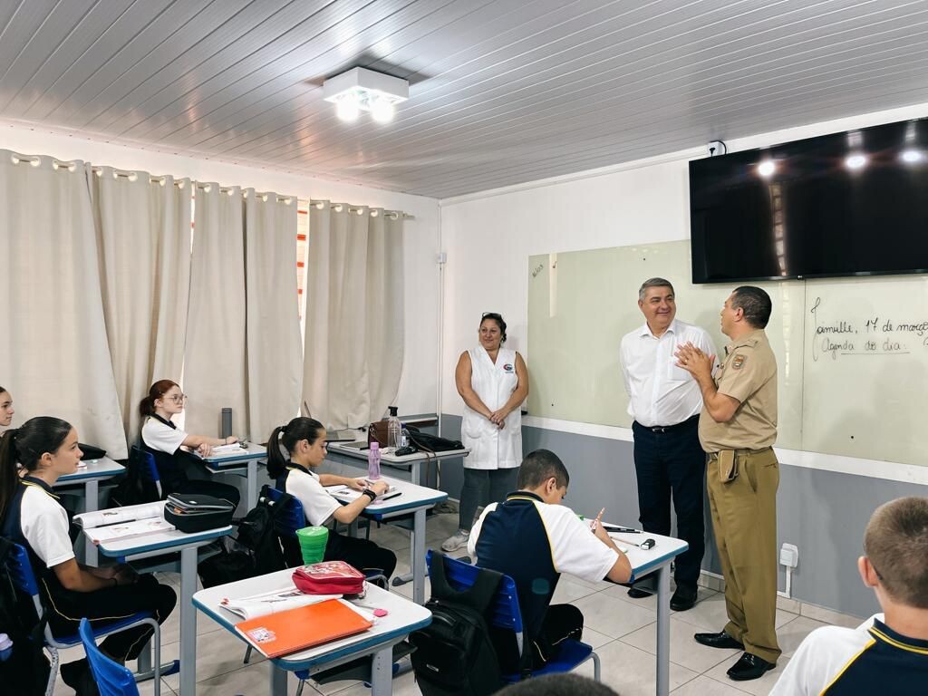 Deputado Lunelli na sala de aula do Colégio Militar de Joinville