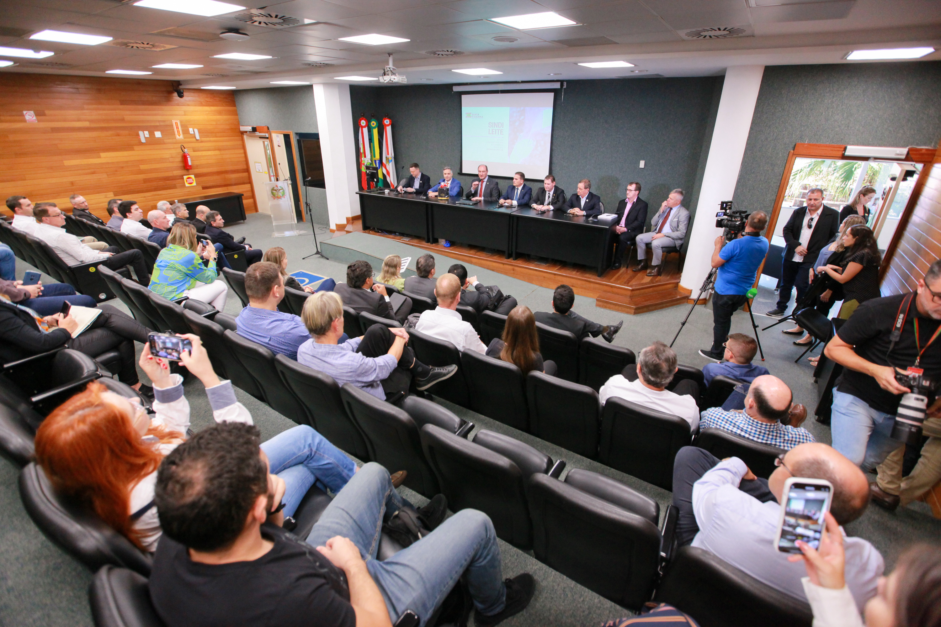 Reunião Bancada do Oeste com produtores de laticíneos