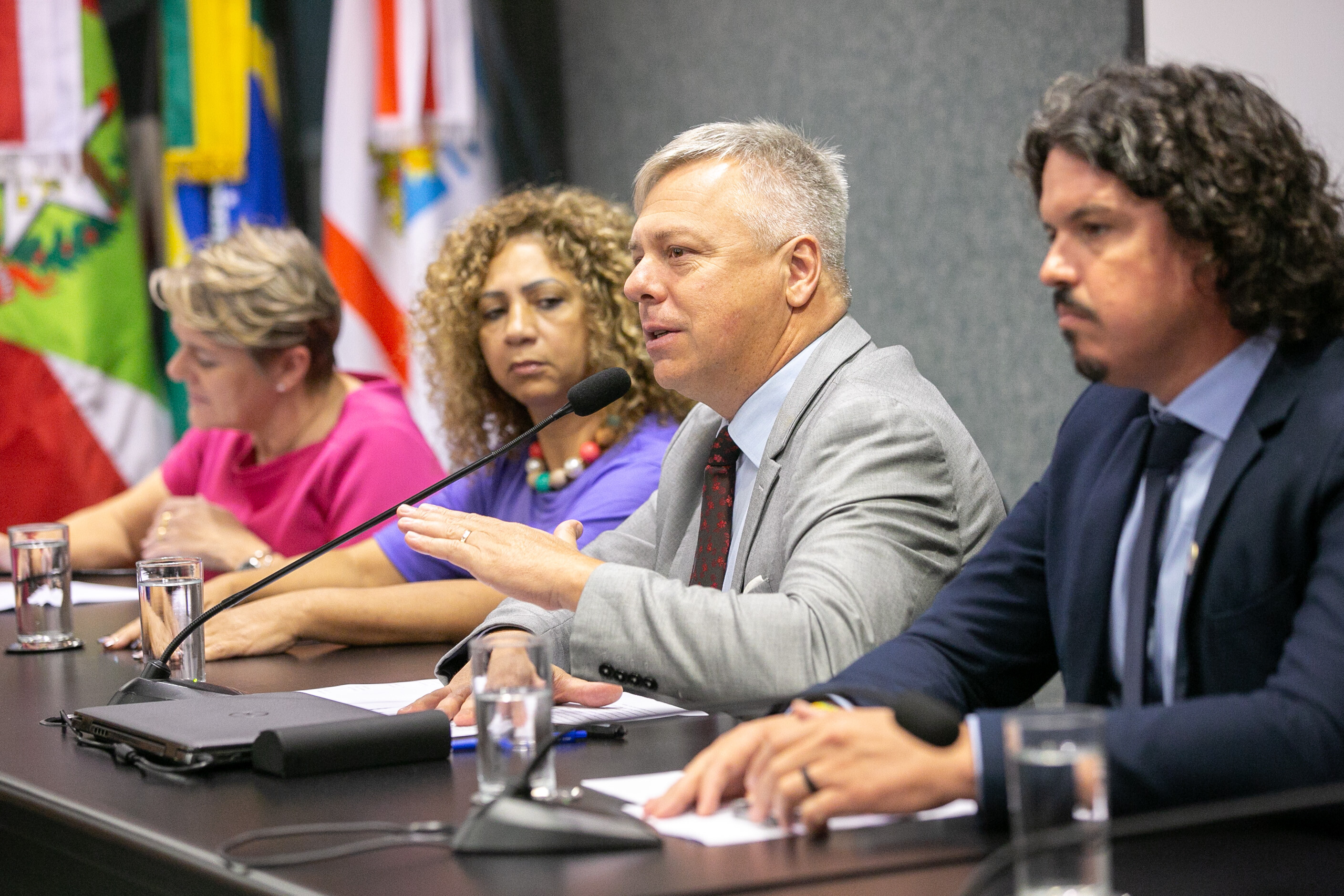 Deputado Fabiano da Luz discursa durante o lançamento da frente em defesa do serviço público