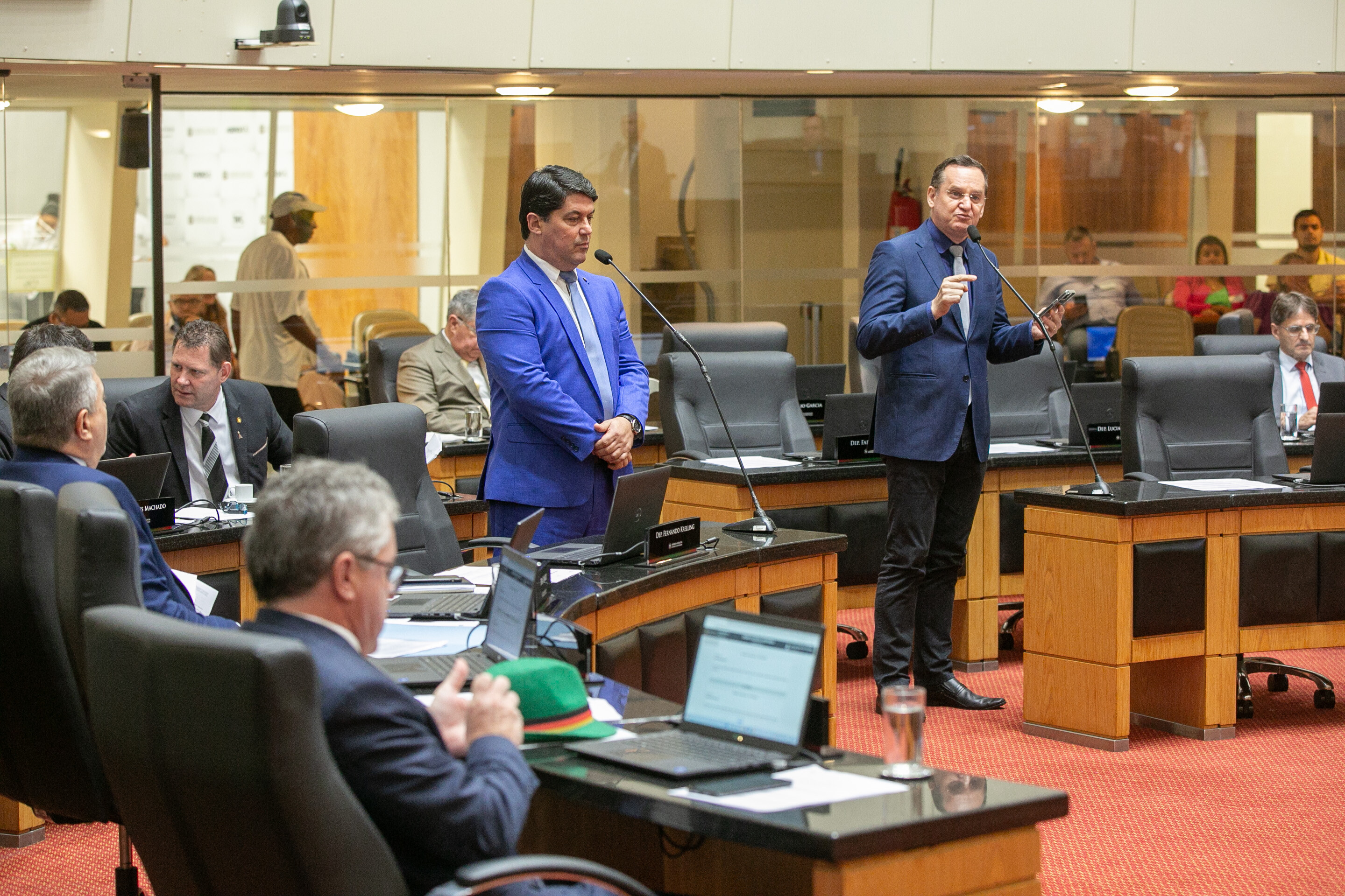 Deputados debatem tragédia em Blumenau e apoiam policiais nas escolas