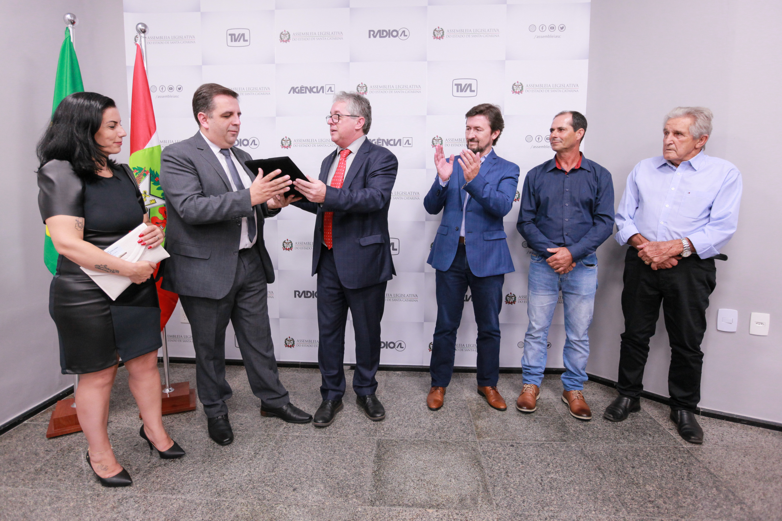 Tiago Zilli entrega homenagem à CEPRAG