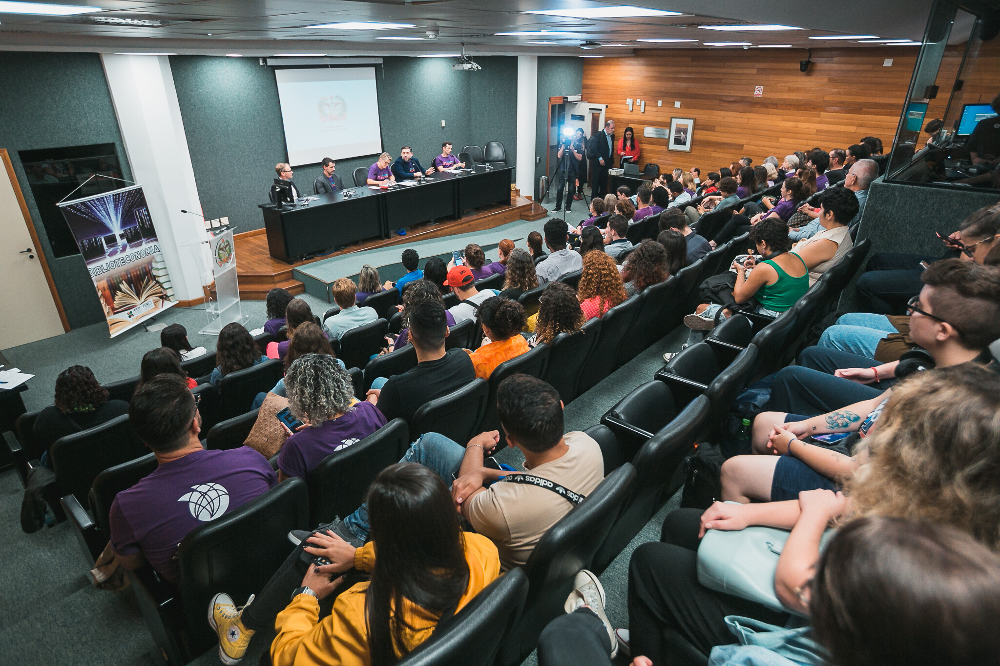 Bibliotecários pedem cumprimento de lei que obriga bibliotecas em todas as escolas