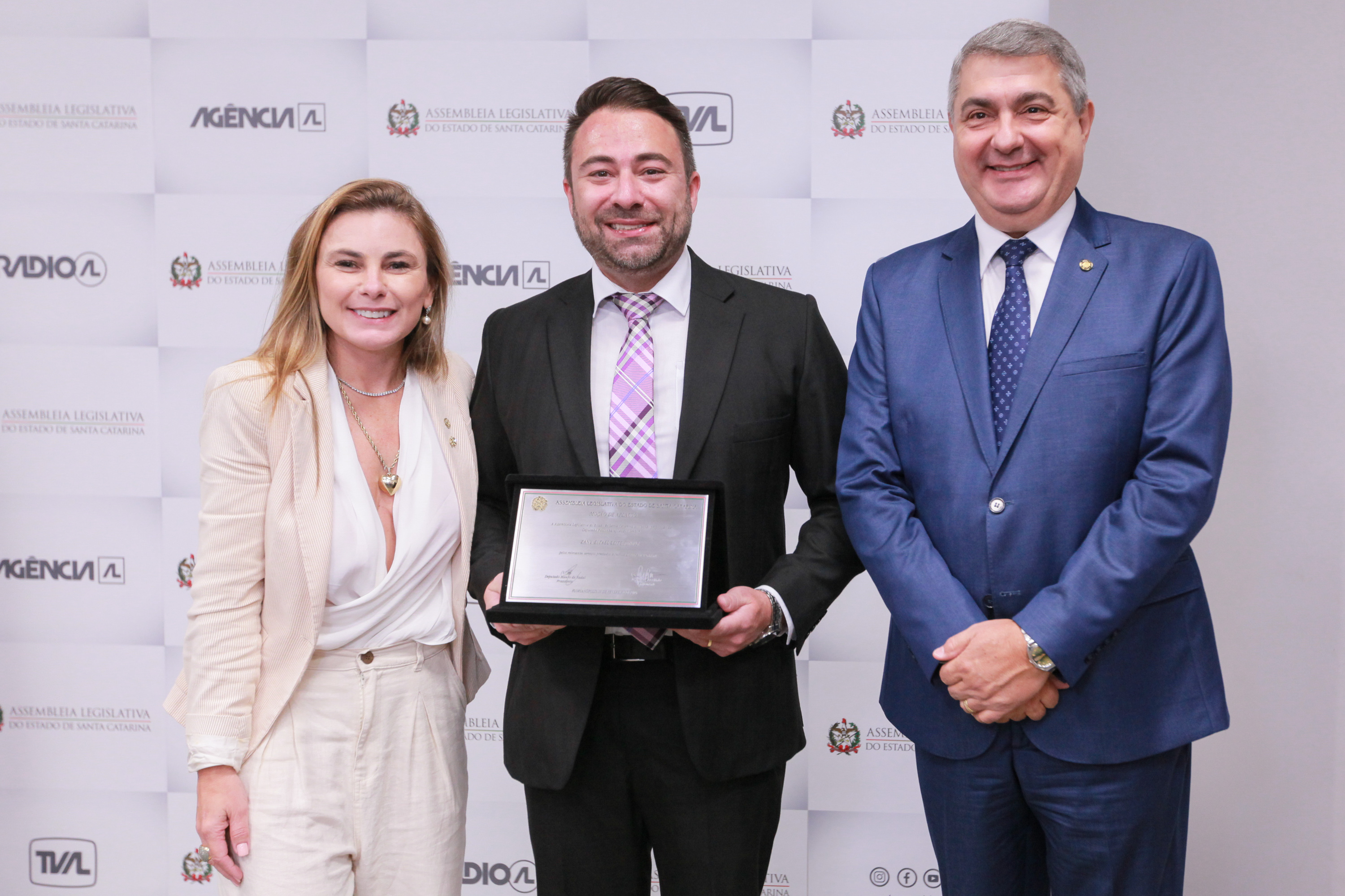 Deputada Paulinha entrega Moção de Aplauso a Zany Estael Leite Júnior