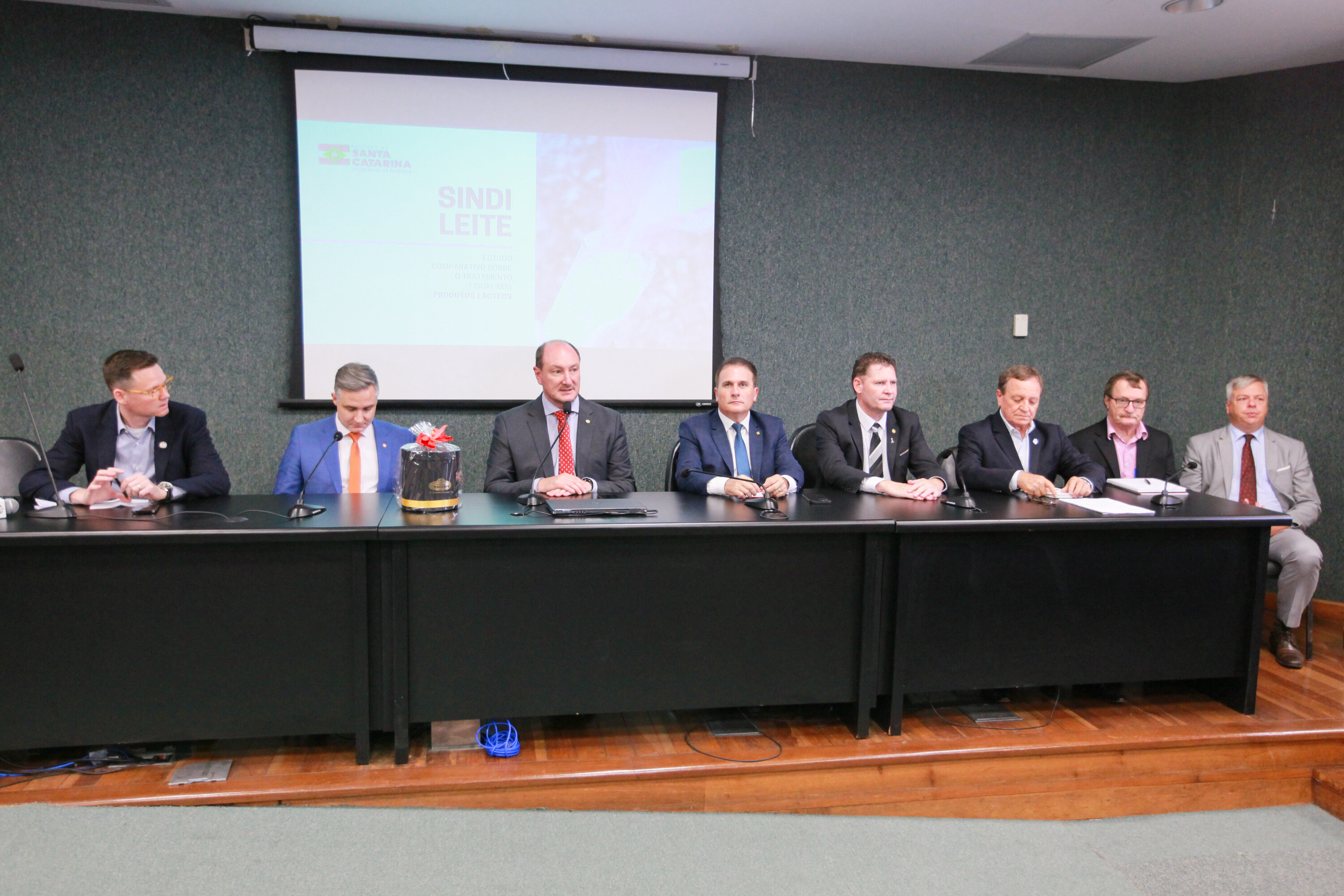 Indústria do leite pede carga tributária igual à praticada no PR e RS