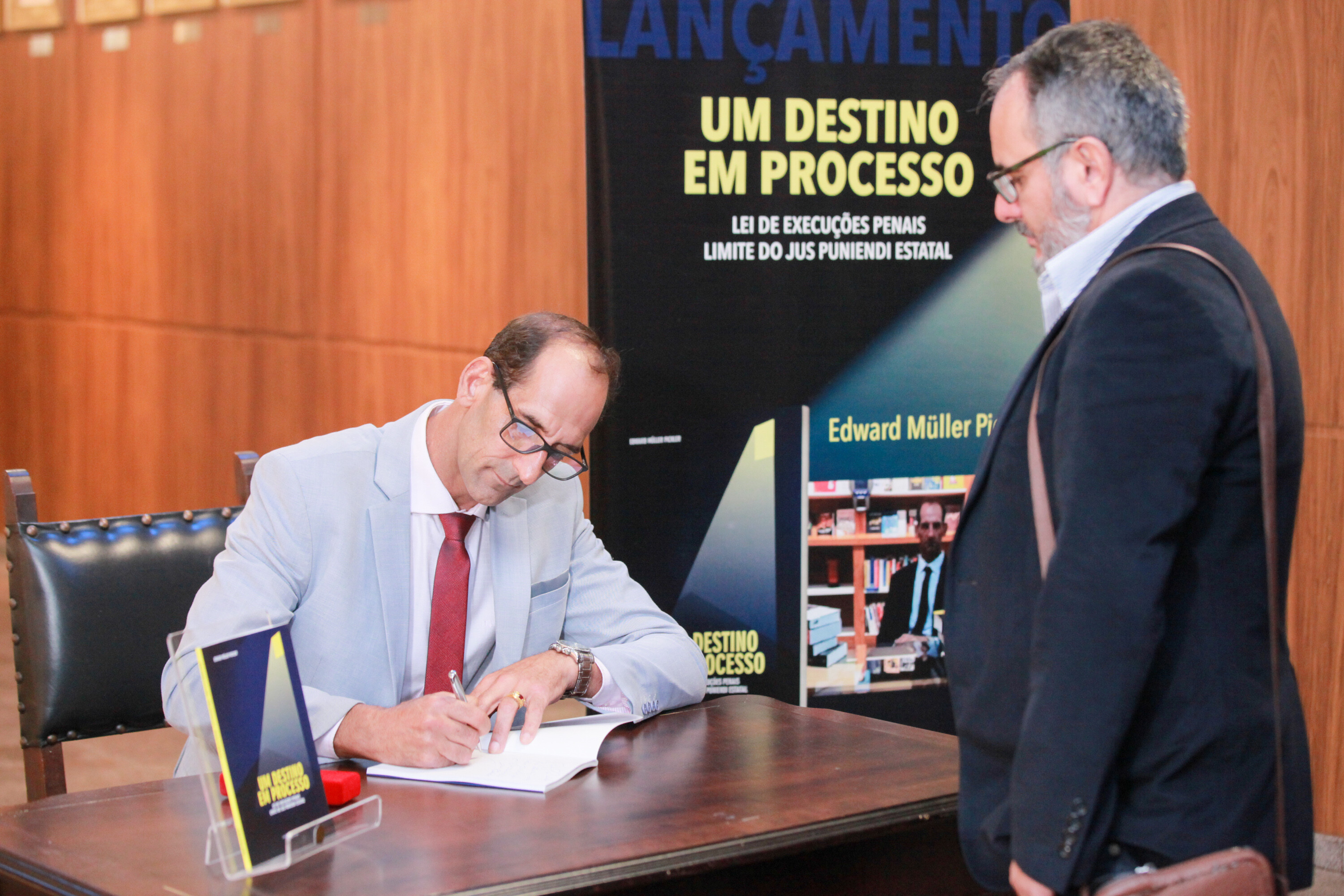 Livro discute termos técnicos e linguagem simples nas execuções penais