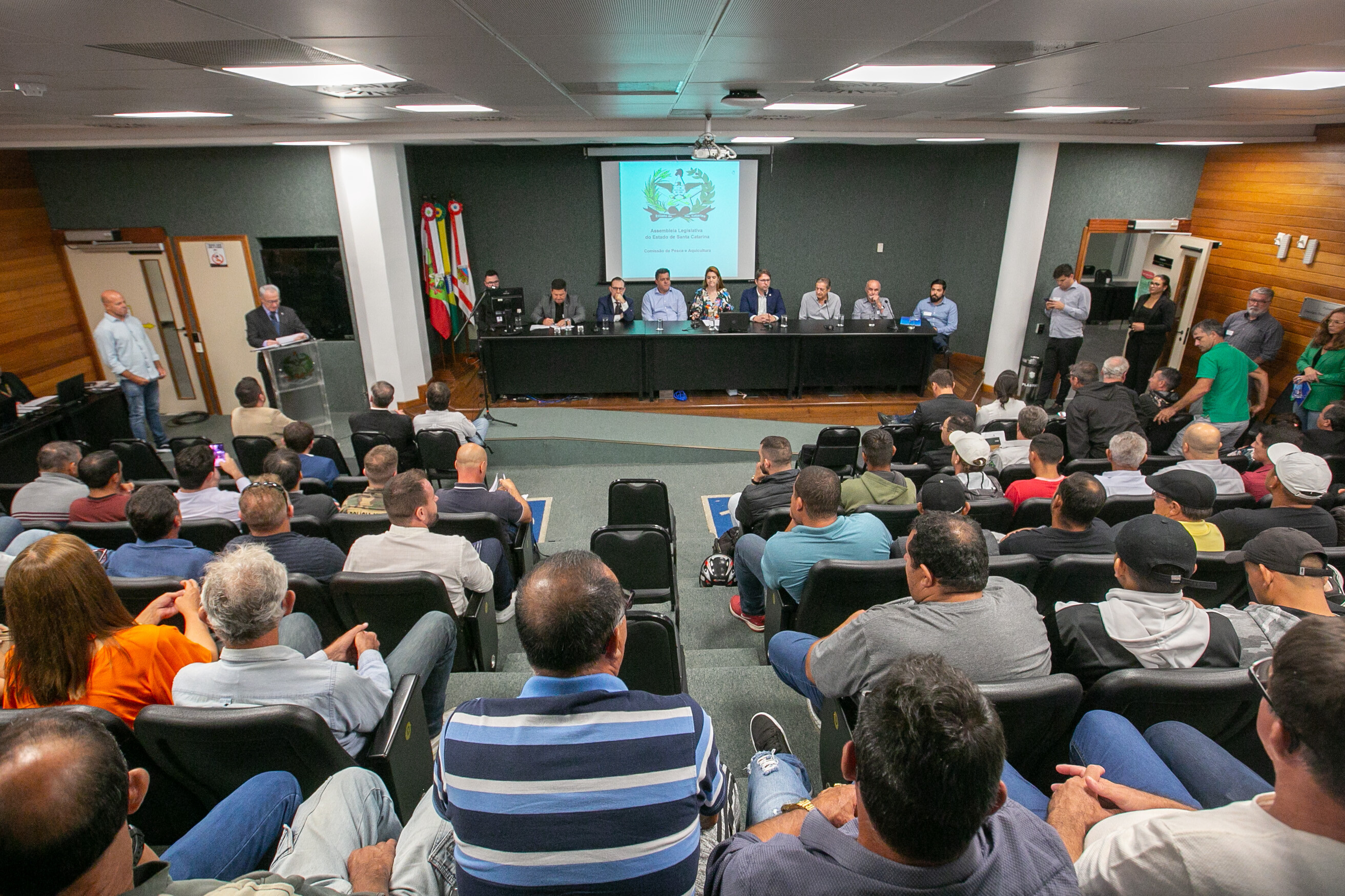 Governo estuda mobilizar Justiça contra proibição à pesca industrial da tainha no estado