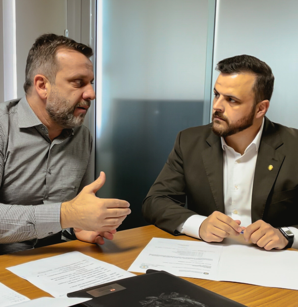 Secretário Jerry Comper e deputado Lucas Neves, em reunião nesta quarta (12)