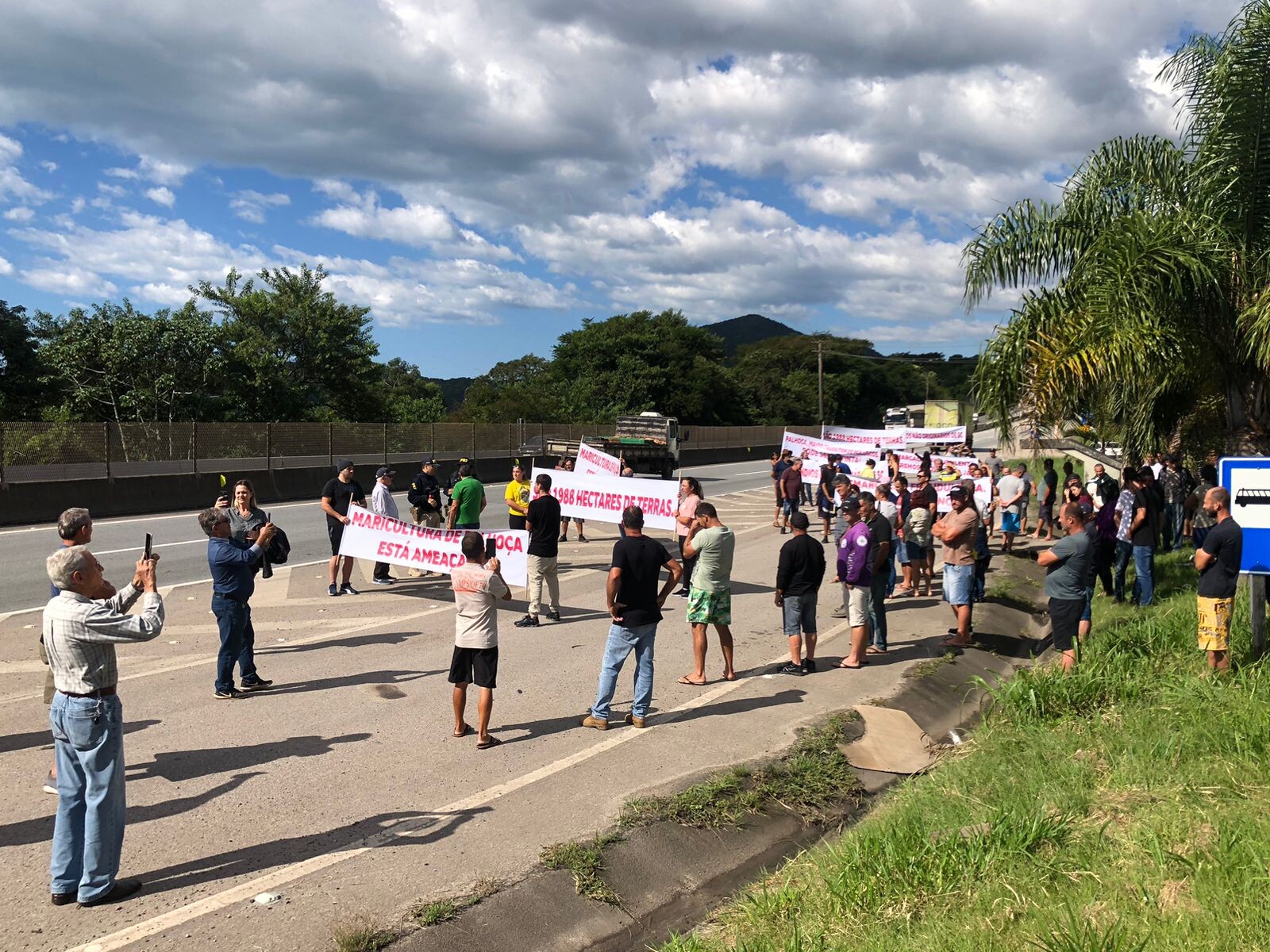 Maricultores e pescadores protestaram na BR-101 contra possível demarcação de terras indígenas em Palhoça FOTO: Thiago Carvalho