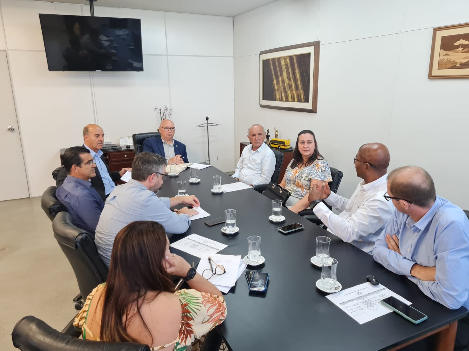 Deputado José Milton Scheffer em reunião na Secretaria de Estado da Educação com lideranças de Araranguá