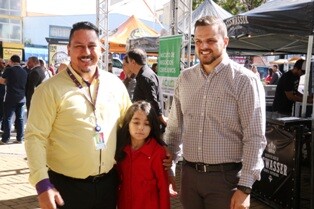 Deputado Lucas Neves cumprimenta populares no centro de Lages