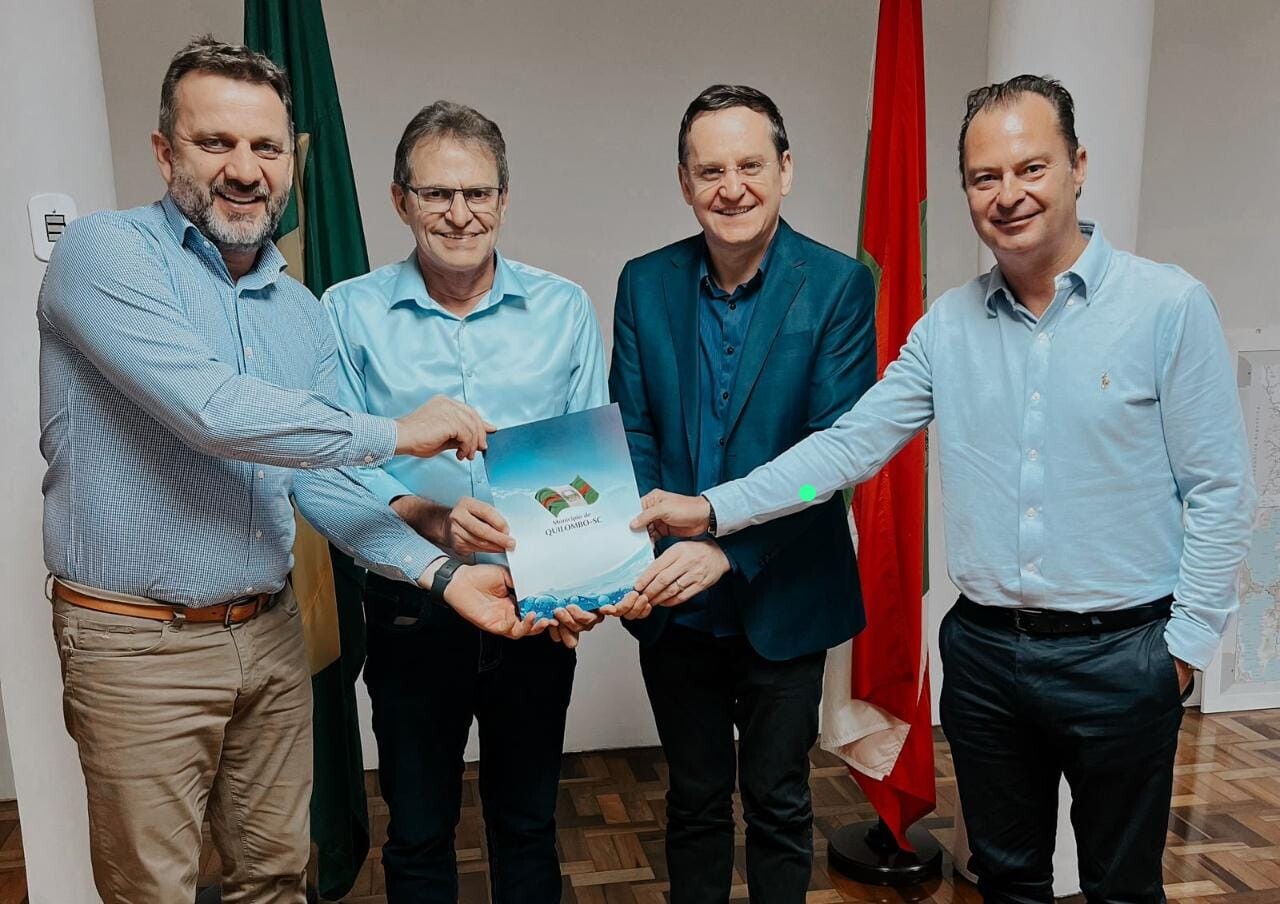 Secretário Comper, prefeito Pariz, deputado Miotto e secretário Neiva FOTO: Ascom deputado Jair Miotto