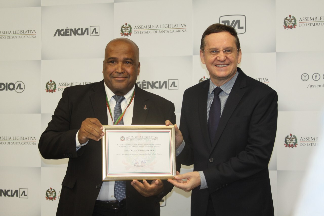 Sargento Garcia, policial com mais tempo de trabalho na Alesc, é homenageado