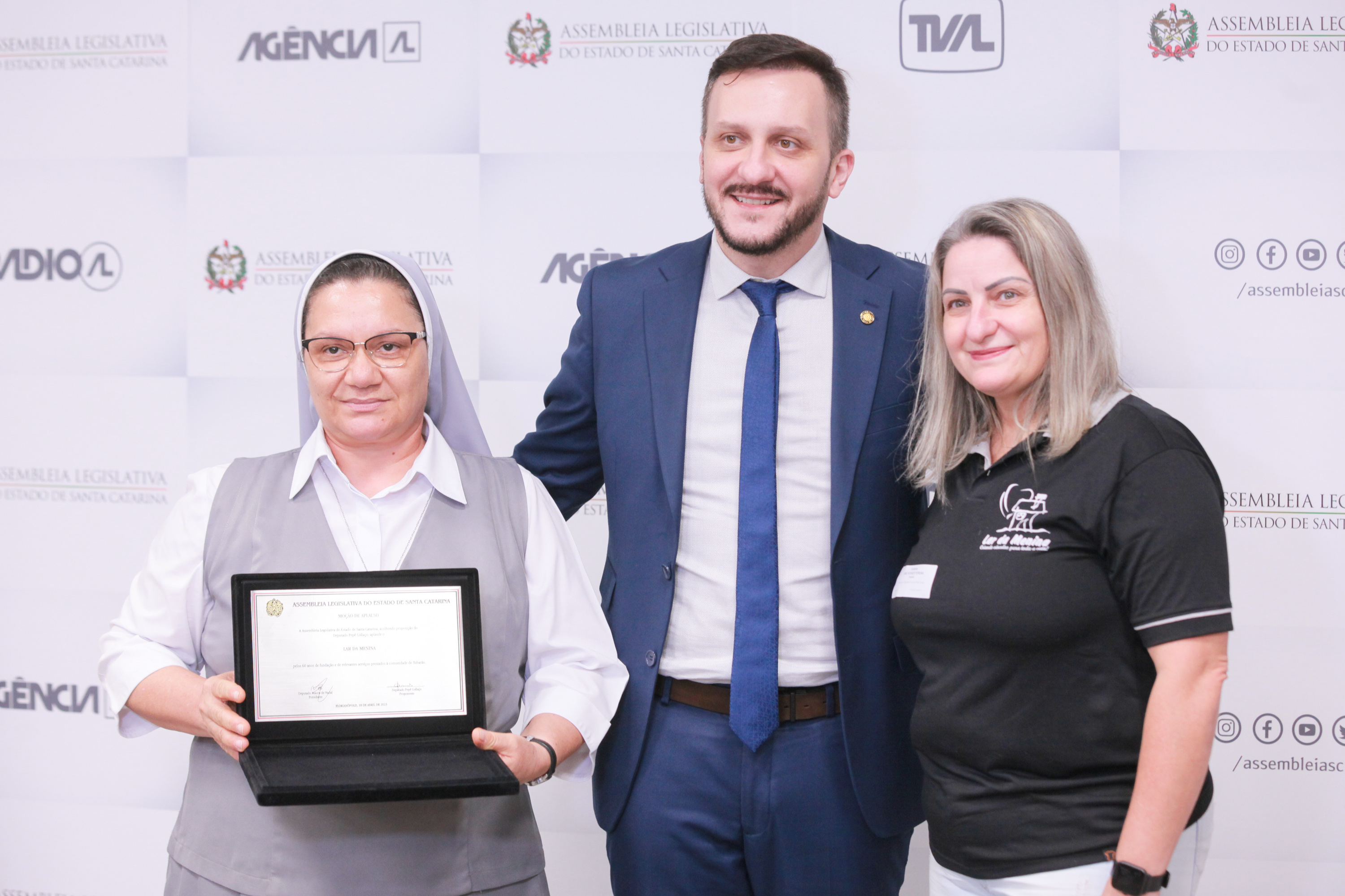 Deputado Pepê Collaço entrega homenagem ao Lar da Menina