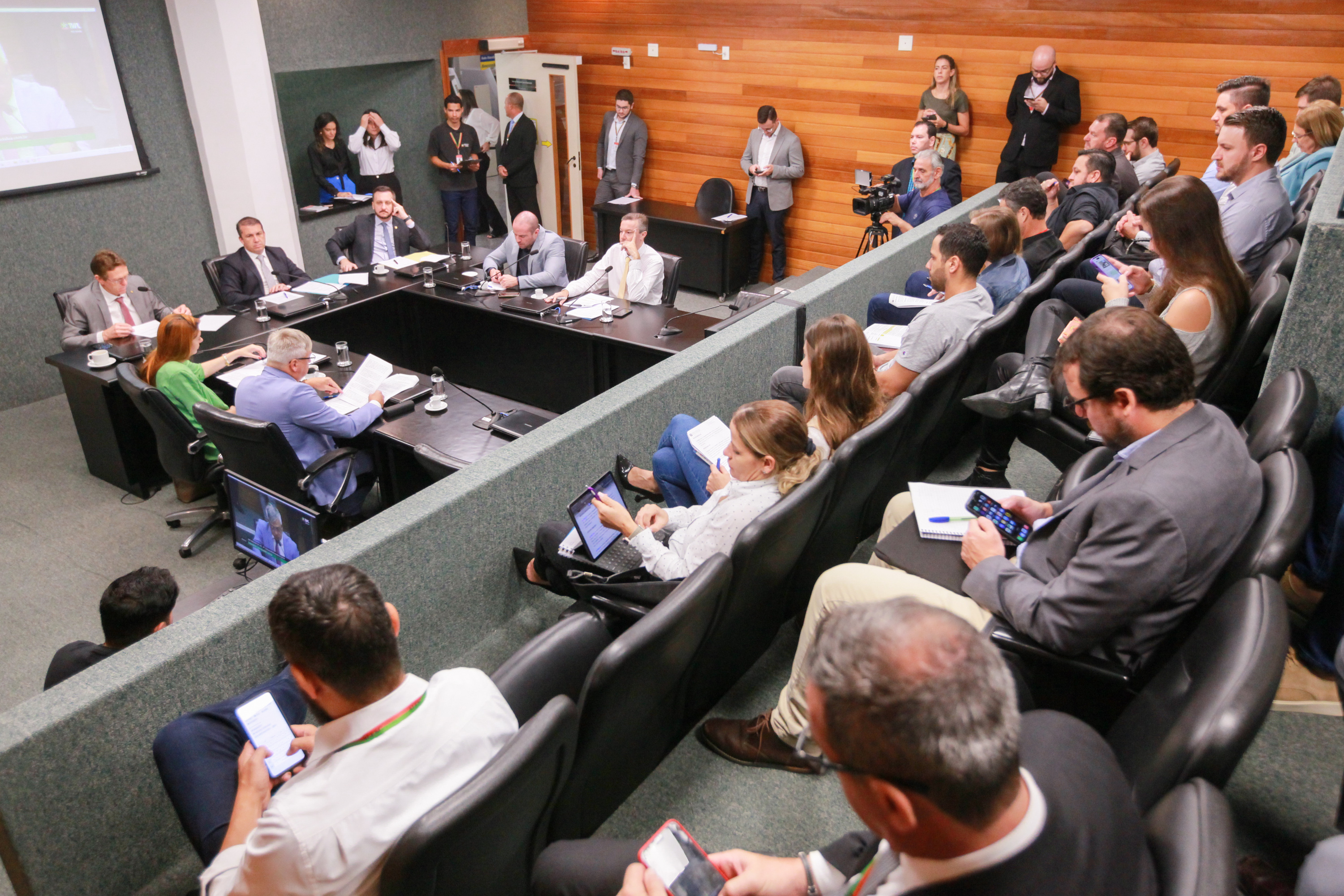 - Comissão de Constituição e Justiça