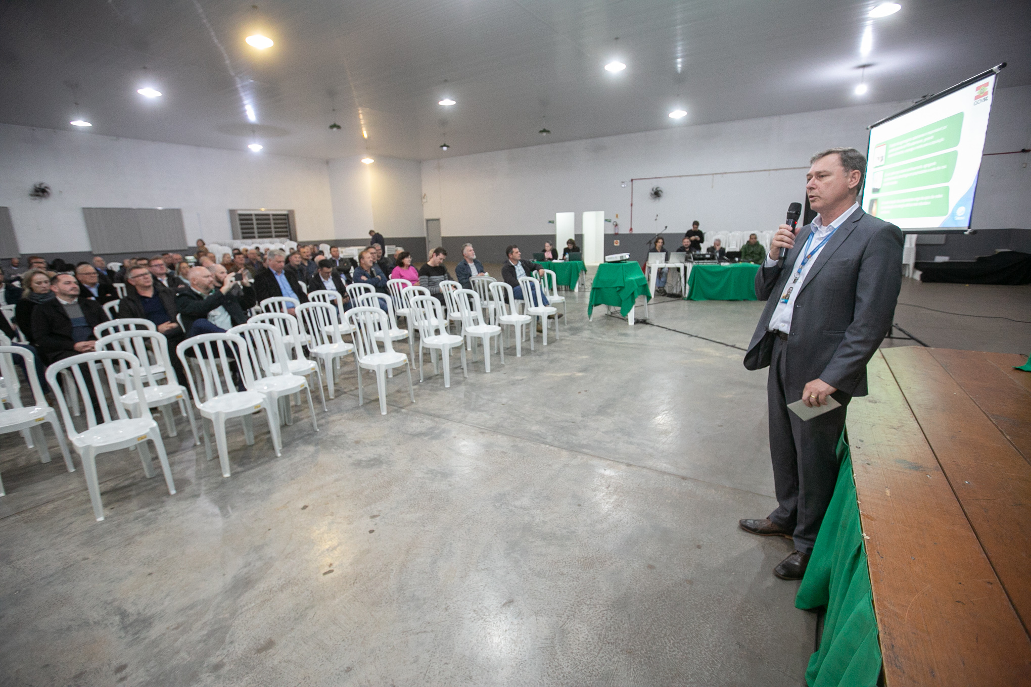 Diretor de distribuição da Celesc, Claudio Varella