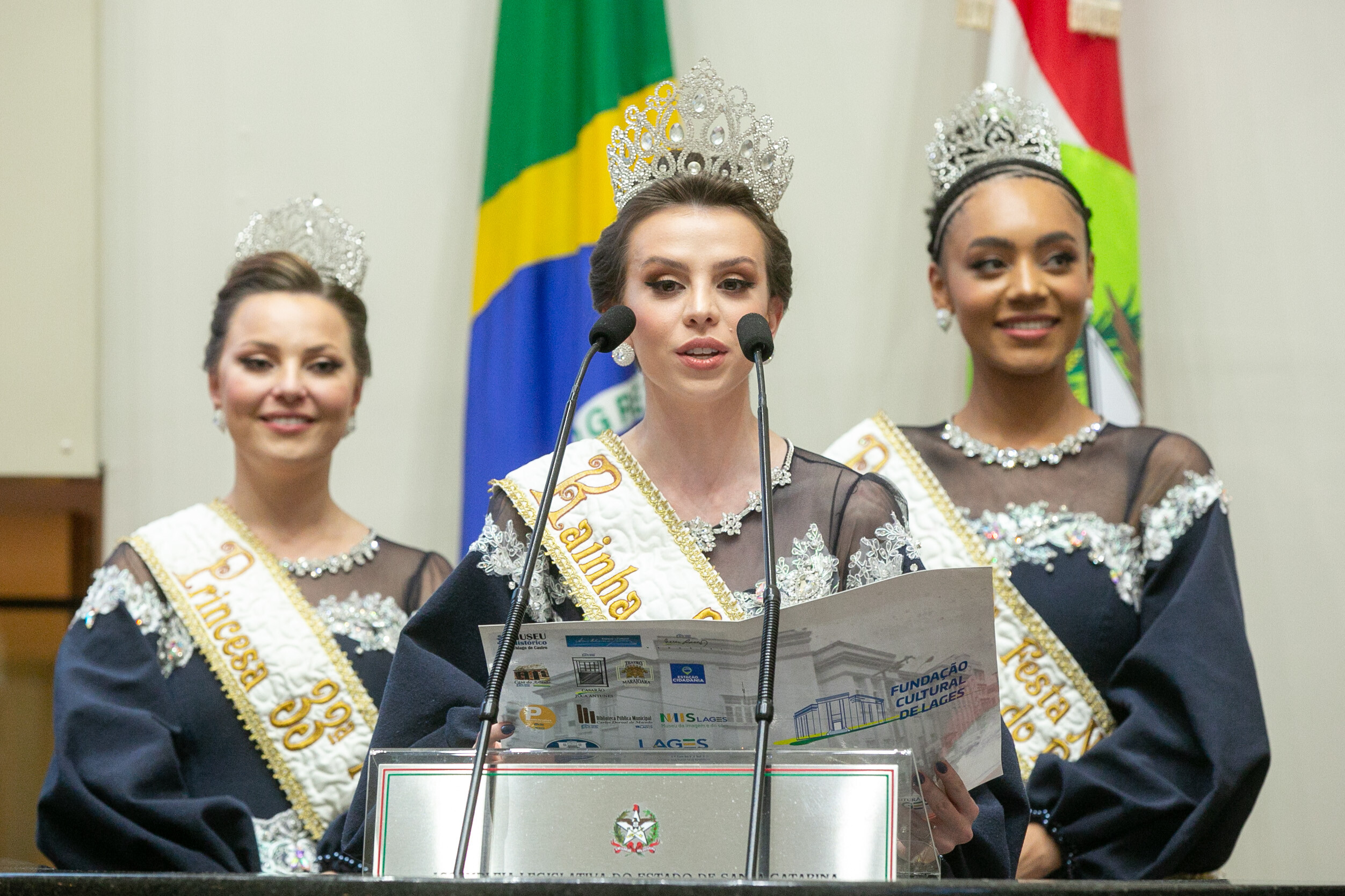 Rainha Mariane de Carvalho Vialli e as princesas da 33ª Festa Nacional do Pinhão