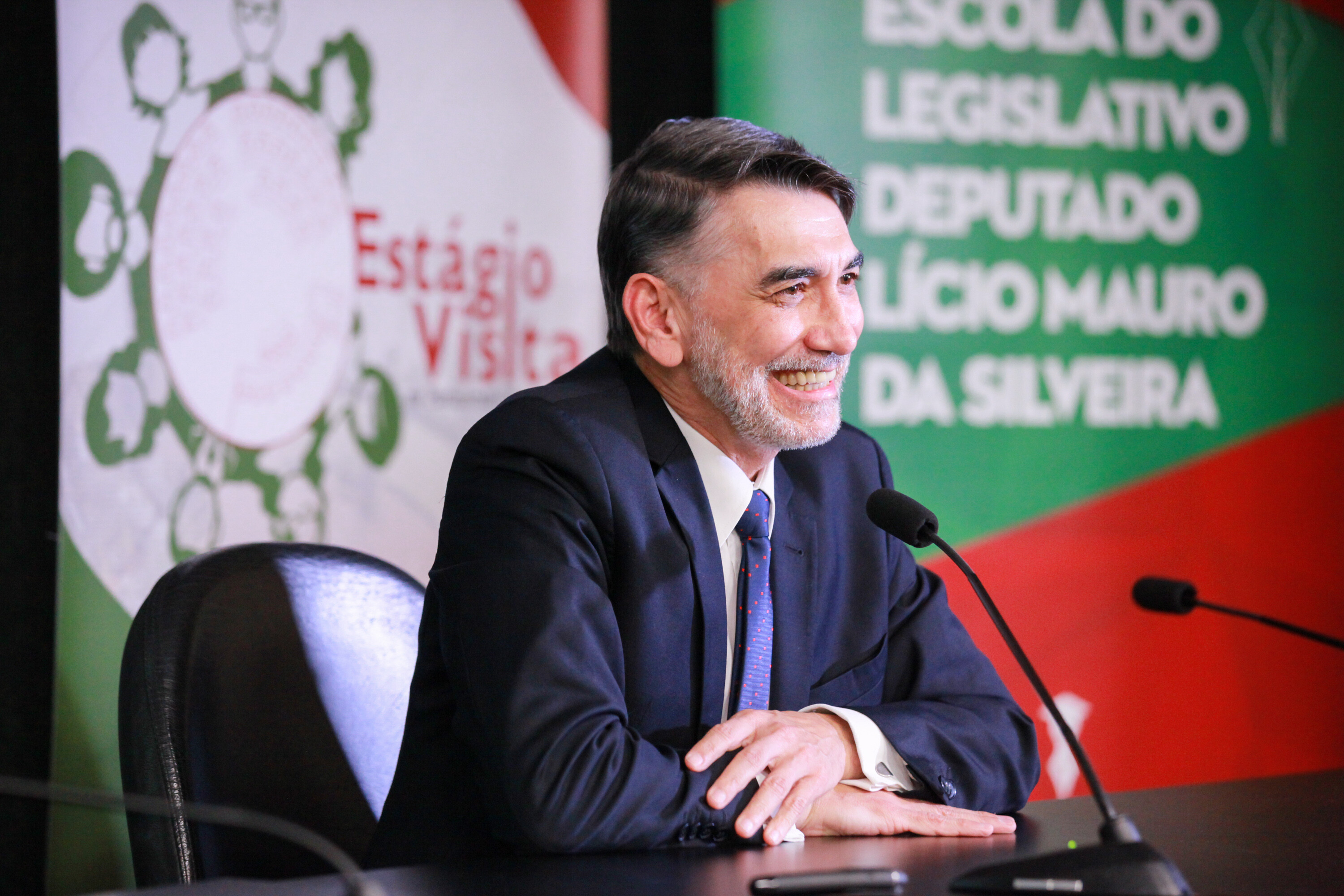 Professor Rildo José Cosson Mota ministrou palestra aos universitários no primeiro dia de atividades.