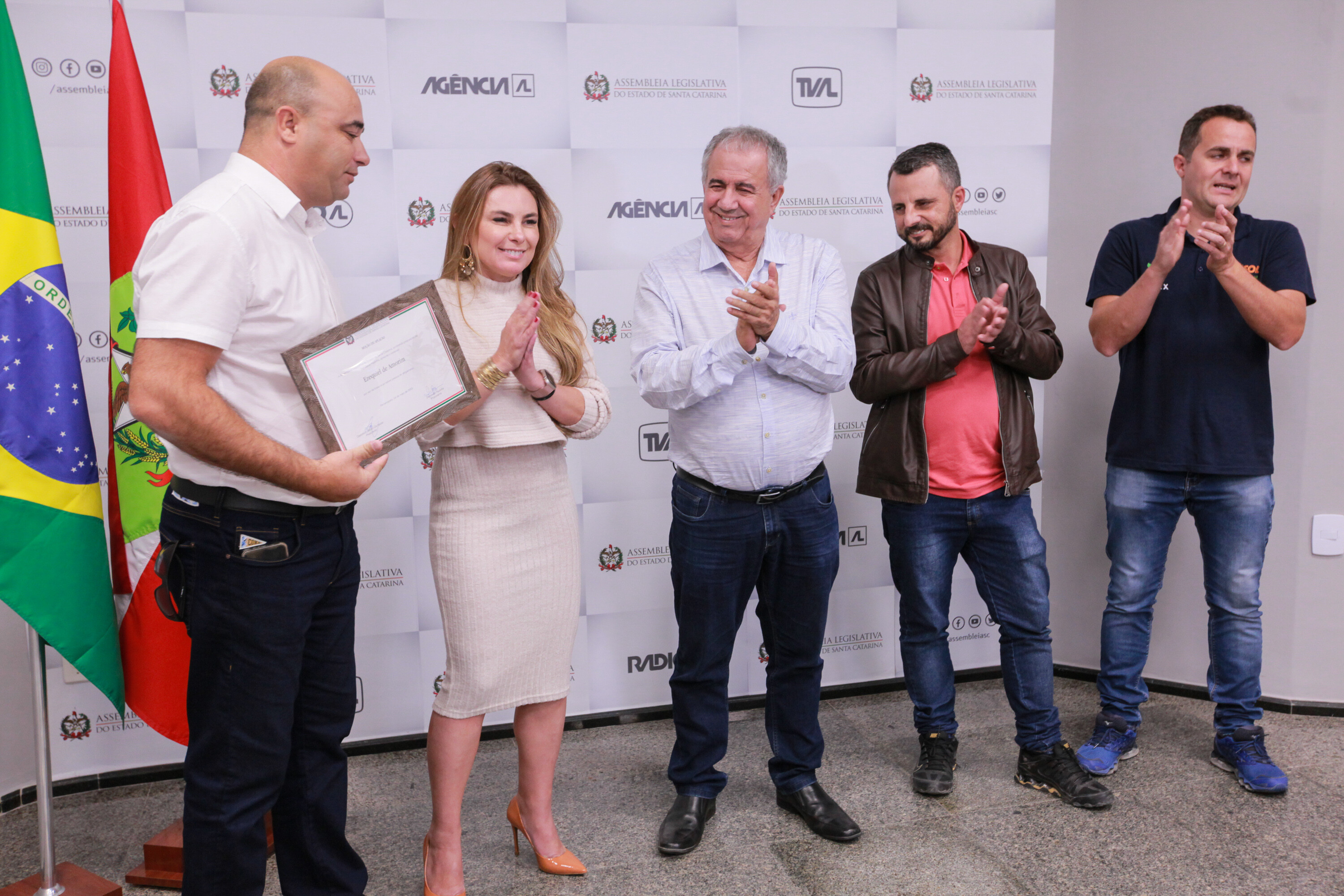 Vereador de Tijucas recebe moção de aplauso por salvar jovens de afogamento