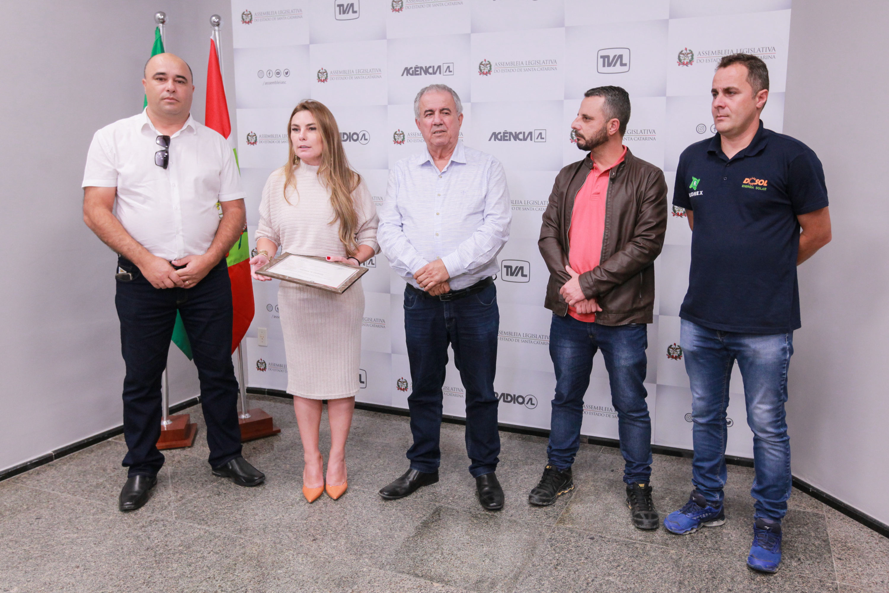 Deputada Paulinha entrega Moção de Aplauso a Ezequiel de Amorim