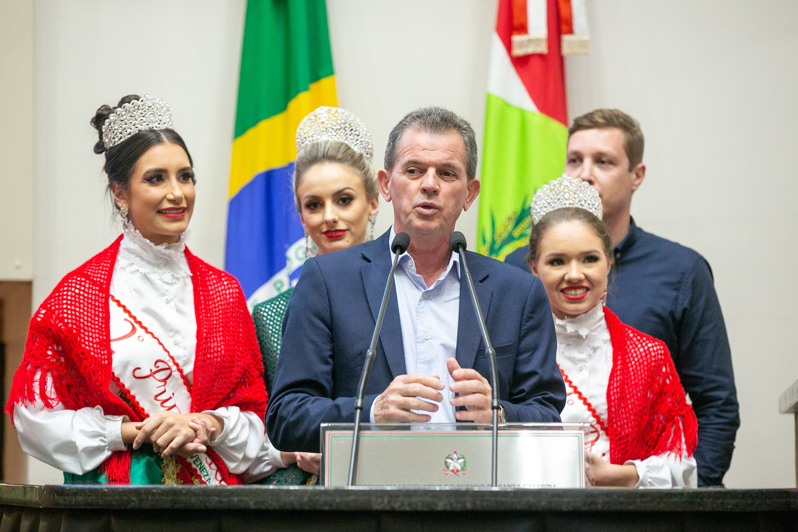 Prefeito Rogério Frigo e a corte da festa