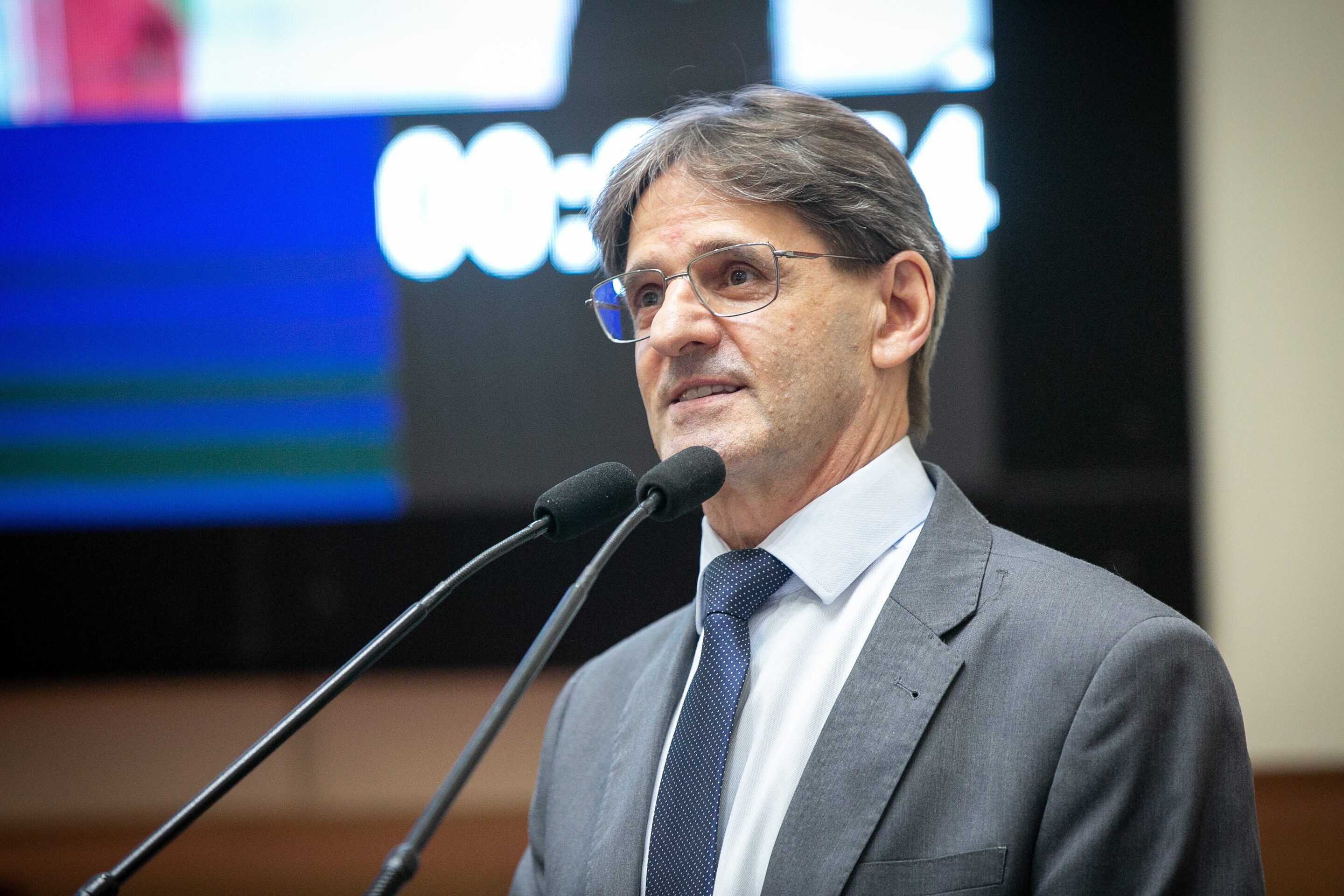 O deputado Neodi Saretta, durante pronunciamento na tribuna da Alesc