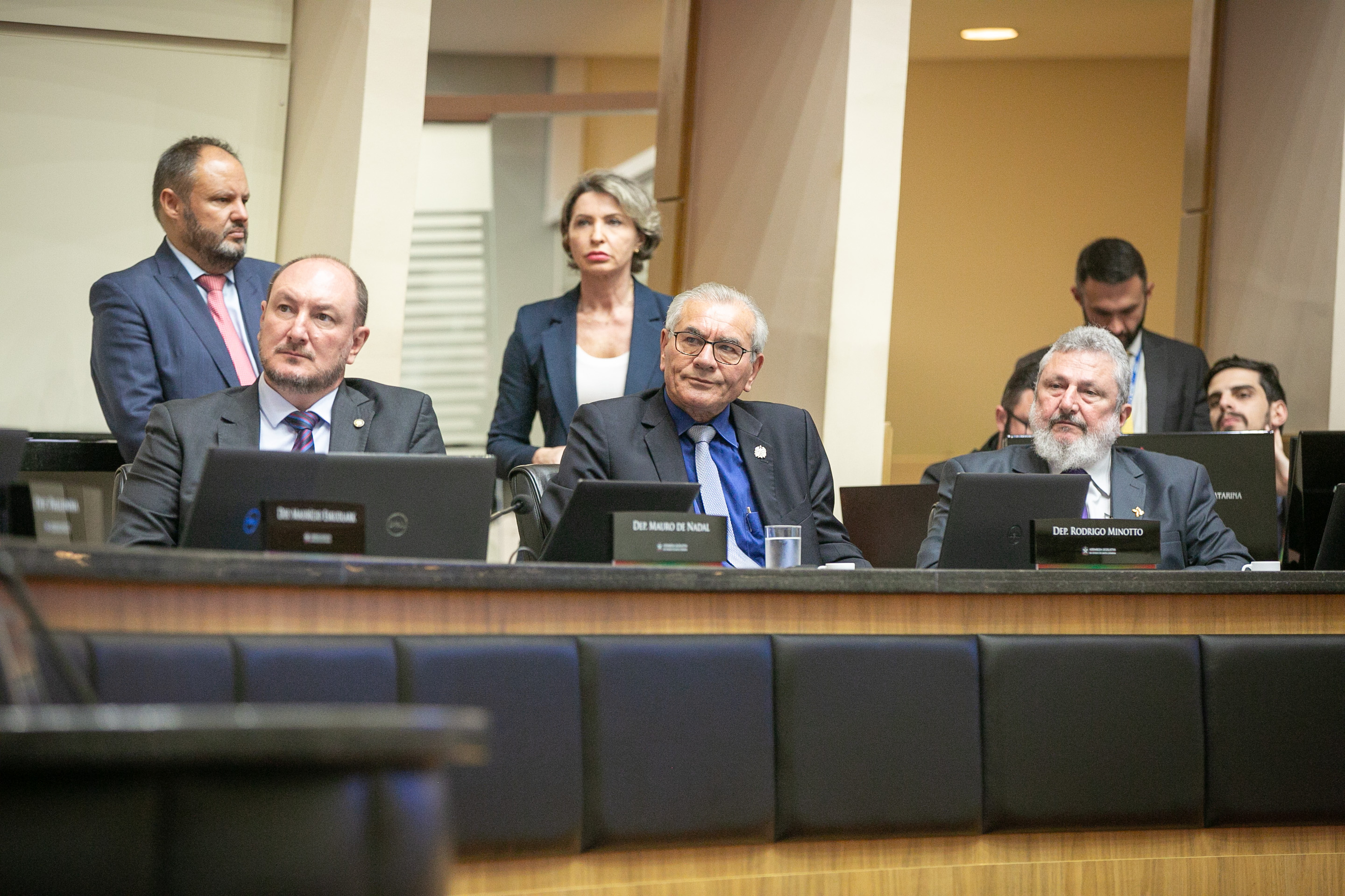 Deputado Mauro de Nadal (MDB), Secretário de Estado da Indústria, do Comércio e do Serviço, Silvio Dreveck e Deputado Padre Pedro Baldissera (PT)