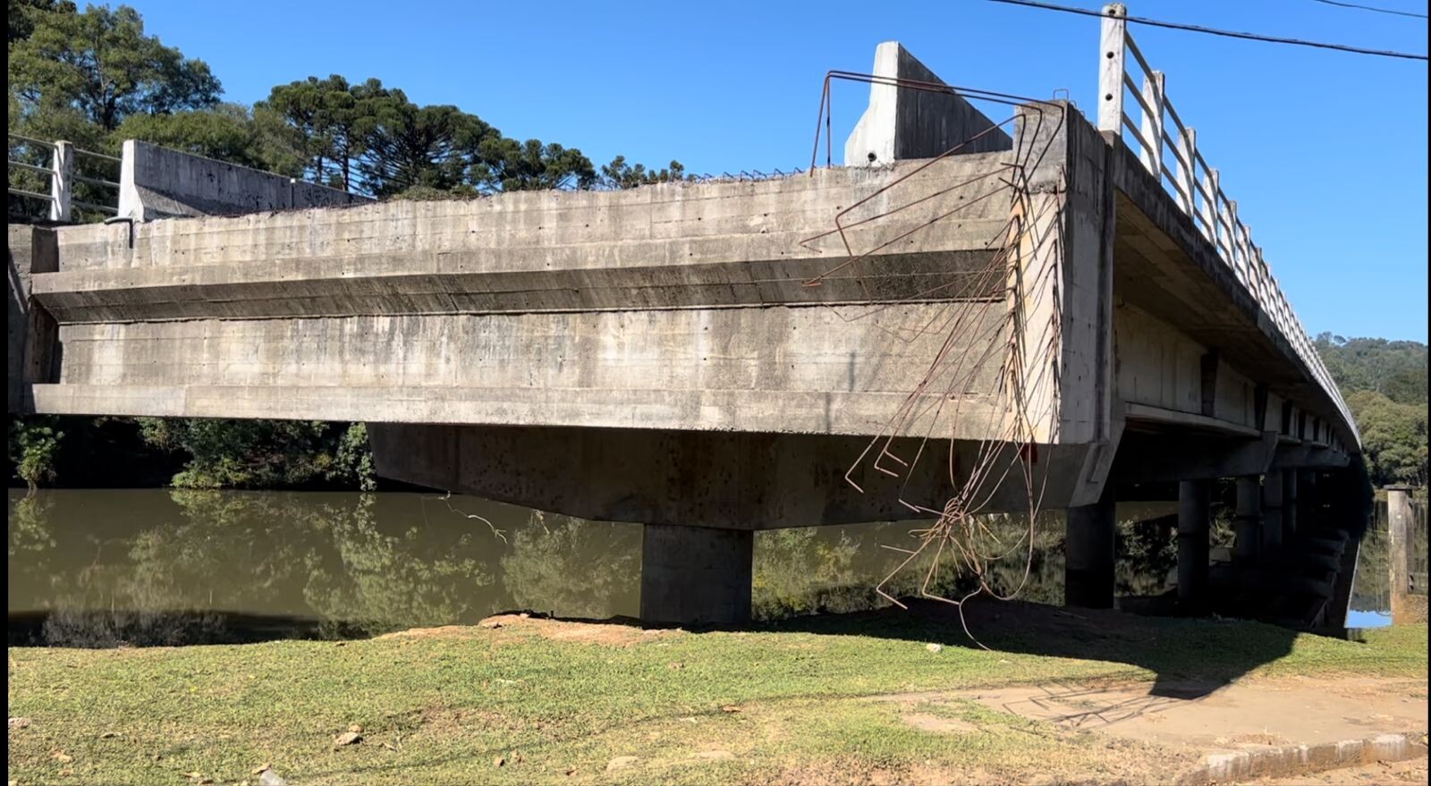 Sérgio Guimarães vistoria ponte sem cabeceiras em Rio das Antas