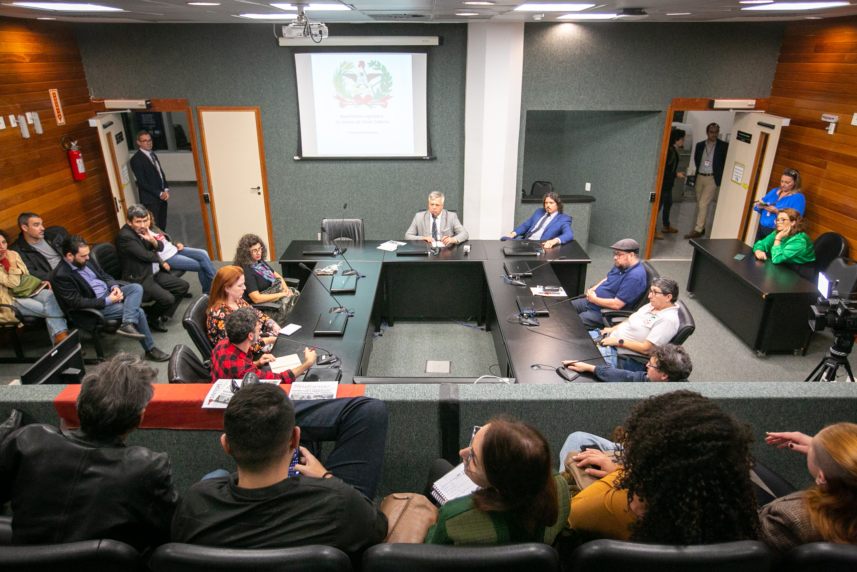 Frente Parlamentar em Defesa do Serviço Público e Empresas Públicas