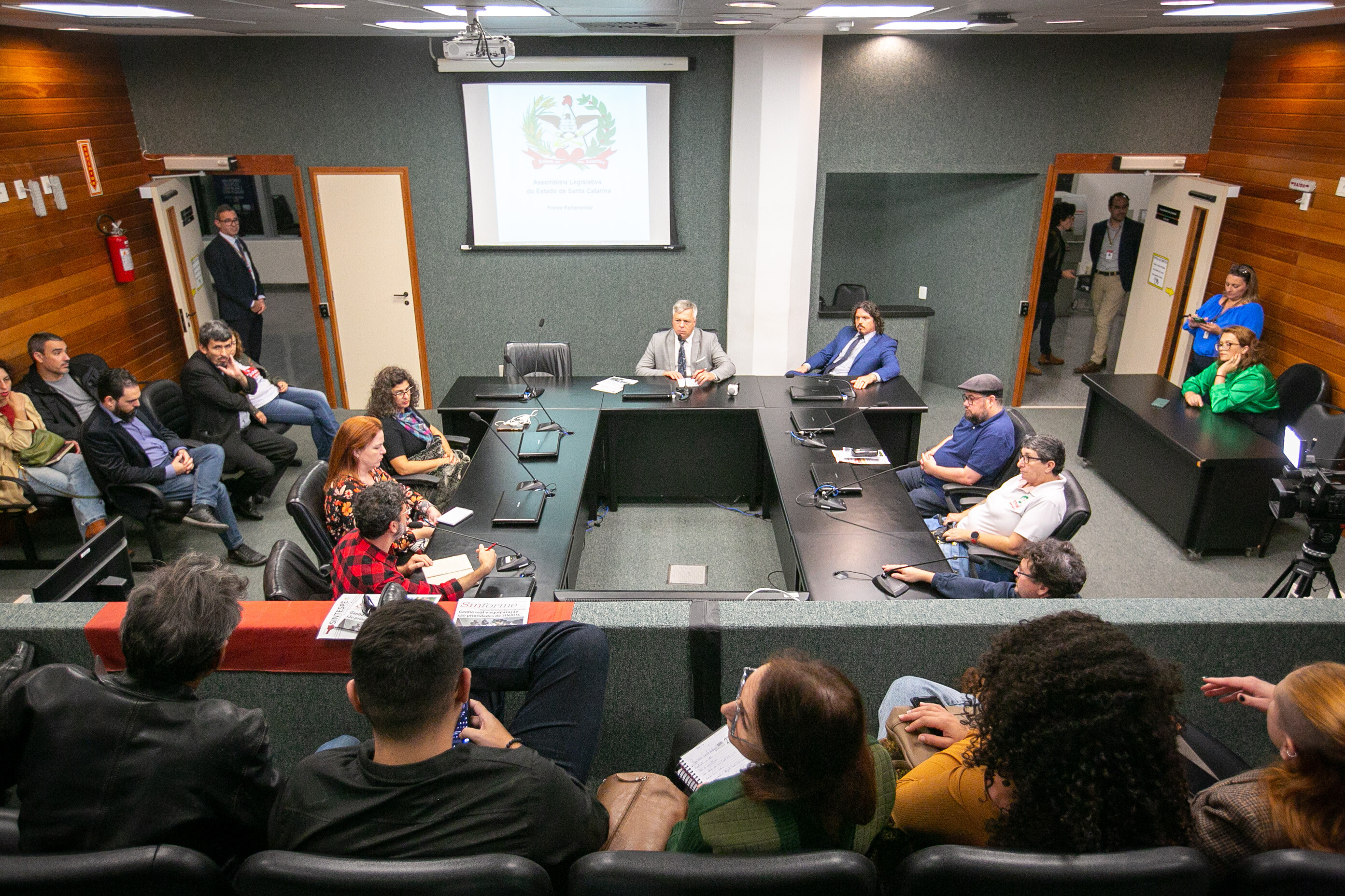 Frente em Defesa do Serviço Público vai participar de debate sobre política fiscal em SC