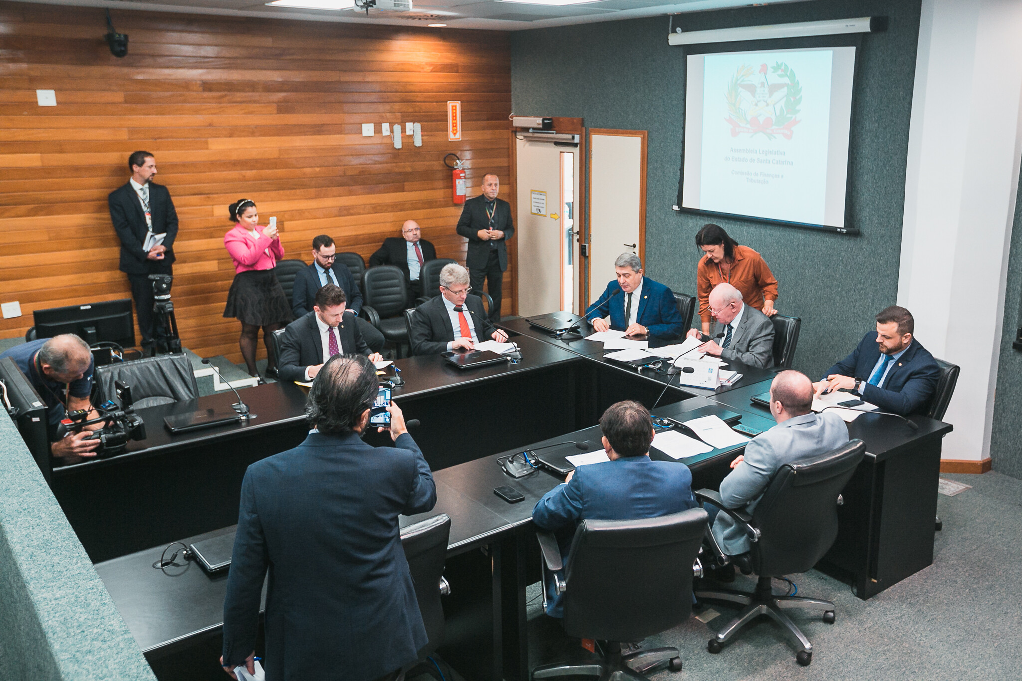 Avança PL que proíbe uso de verba pública em eventos que promovam sexualização de menores