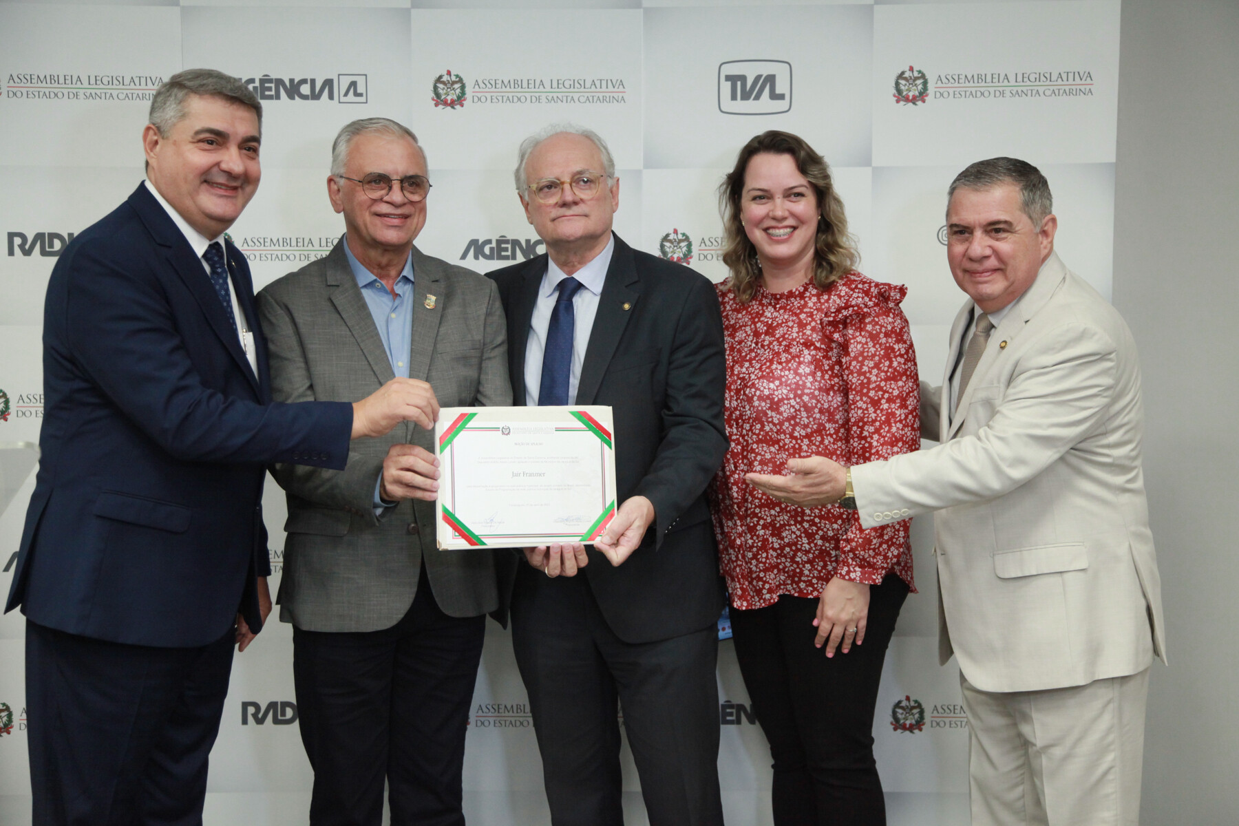 Prefeito de Jaraguá recebe homenagem por programa pioneiro na educação