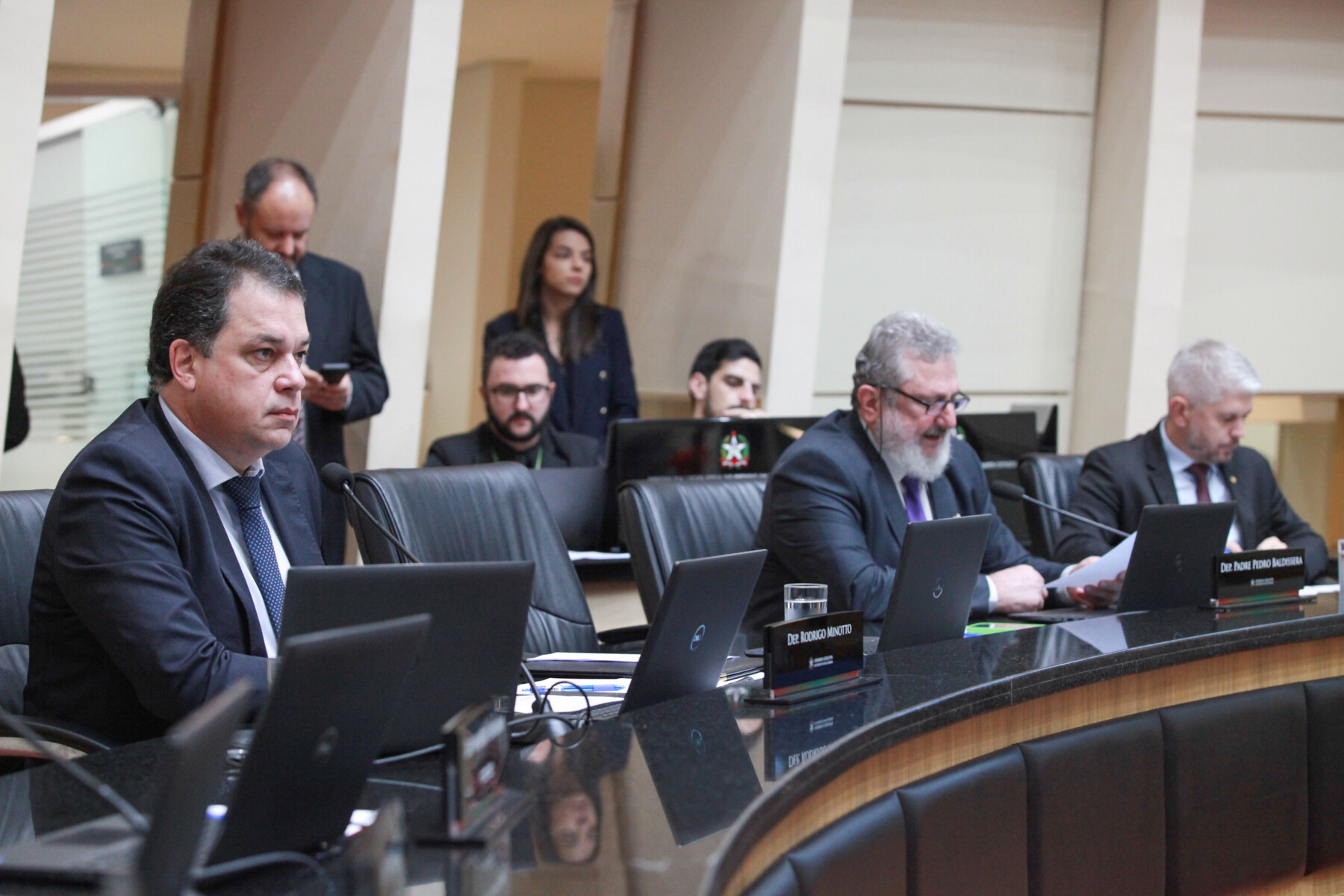 Alta carga tributária e a intolerância religiosa, racial e ideológica repercutem em Plenário