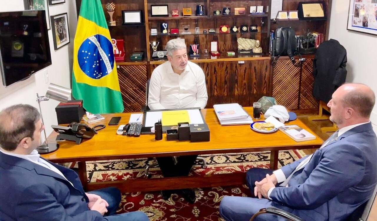 Presidente da Alesc, deputado Mauro de Nadal, foi recebido pelo presidente da Câmara dos Deputados, Arthur Lira. FOTO: Adriano Piekas/Divulgação