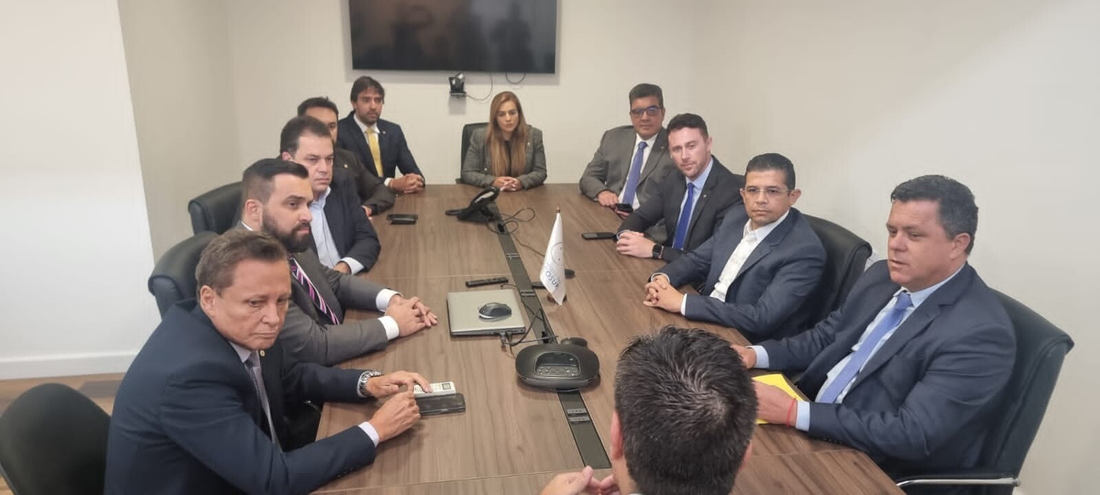 Foto : Reunião entre os deputados na sede do Parlamento do Mercosul- Parlasul, em Montevidéu, Uruguai. ( Divulgação).