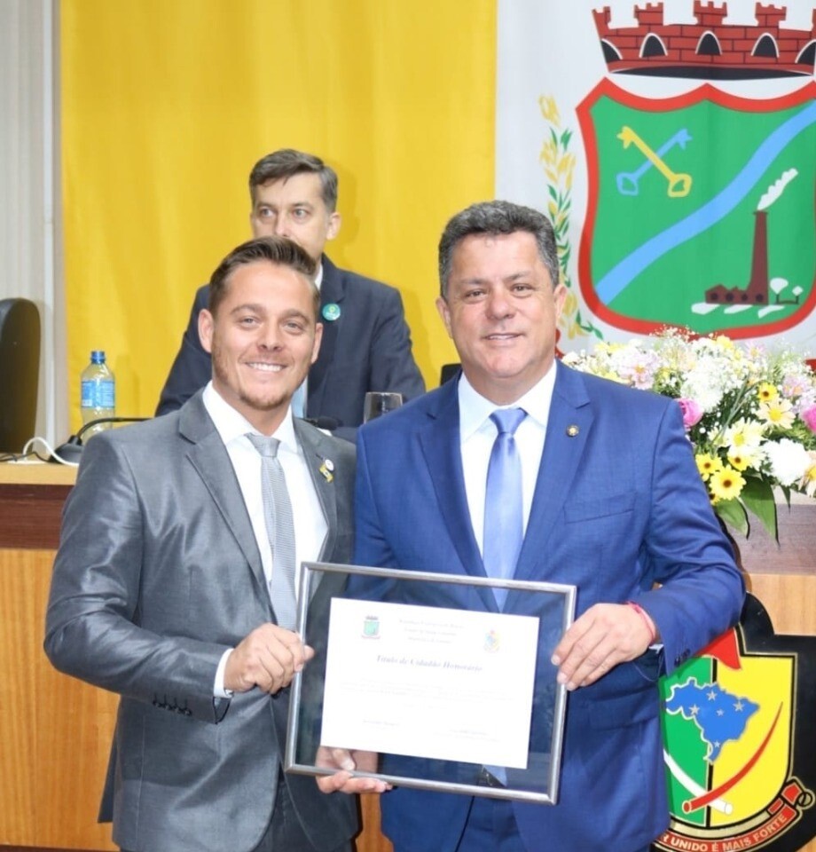 Deputado Ivan Naatz  e o vereador Alex Burnier durante o ato de entrega do Título de Cidadão de Gaspar, que teve a presença ainda do prefeito Kleber W