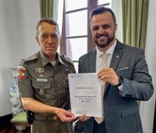 Comandante-geral da PMSC, Aurélio Pelozato, e deputado Lucas Neves