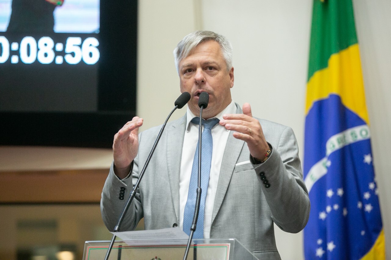 Fabiano comemora fim da paridade de importação do petróleo e nova política de preços da Petrobras