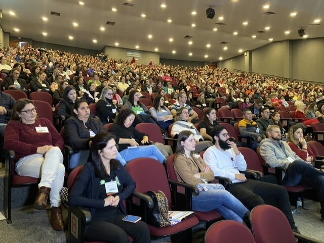 Auditório lotado em Chapecó no seminário sobre autismo