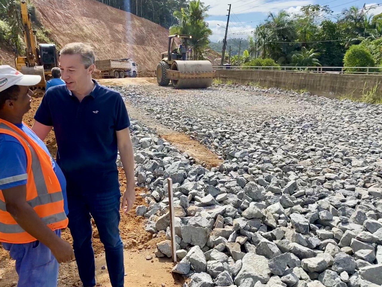 Deputado Napoleão Bernardes acompanha execução de obras no Vale Europeu FOTO: Assessoria / Divulgação