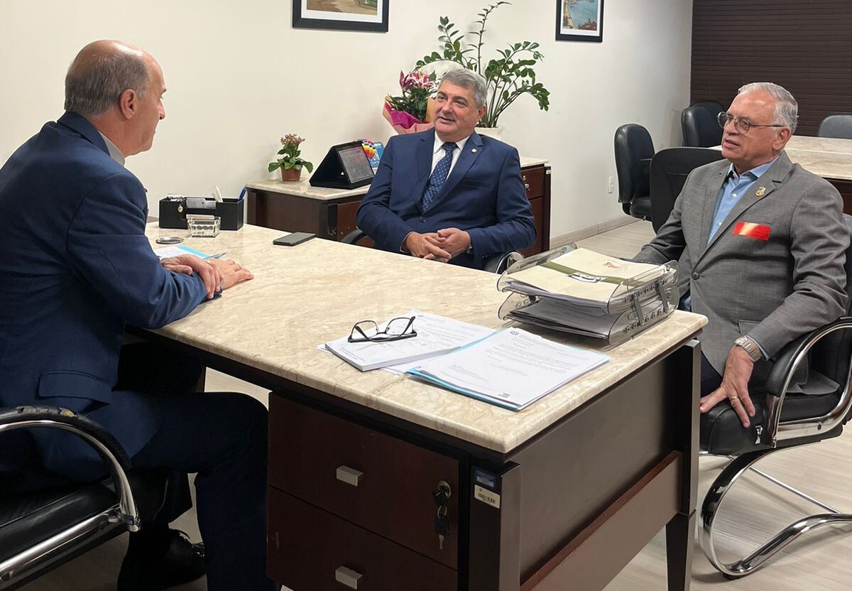 Deputados José Milton Scheffer e Lunelli em reunião com o prefeito de Jaraguá do Sul, Jair Franzner