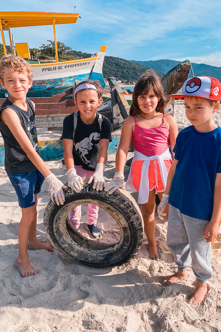 Pequenos recolheram lixo na Praia da Armação, em Florianópolis. Foto: Assessoria de Imprensa
