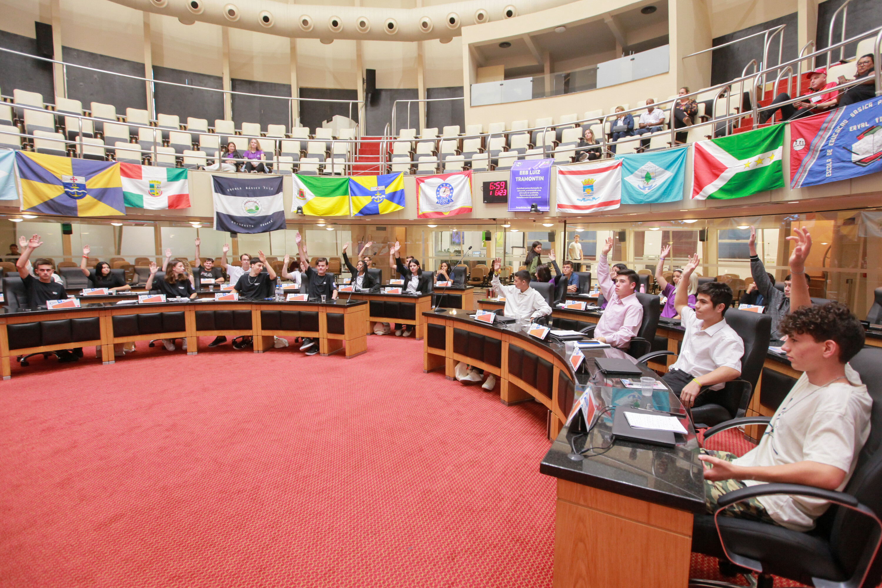 Deputados jovens de SC aprovam leis para manter juventude no campo